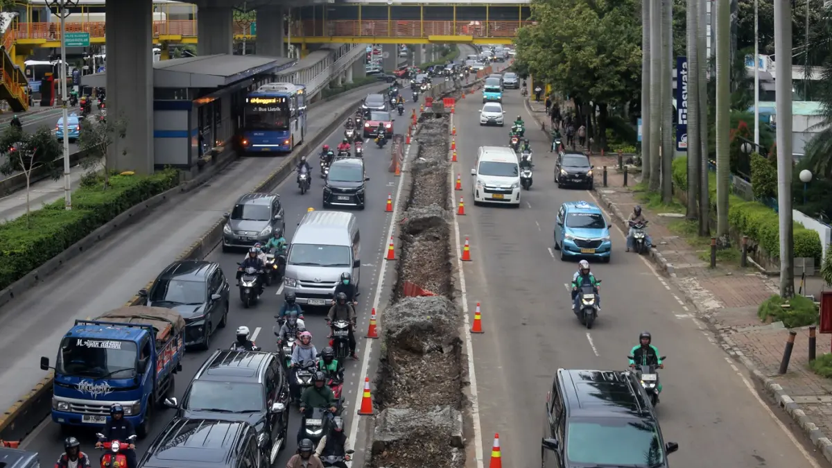 Suasana kendaraan melintas di bekas lokasi pembongkaran tiang monorel mangkrak di Jalan HR Rasuna Said, Kuningan, Jakarta, Kamis (5/3/2026). (Dery Ridwansah/ JawaPos.com)