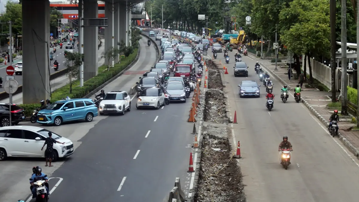Suasana kendaraan melintas di bekas lokasi pembongkaran tiang monorel mangkrak di Jalan HR Rasuna Said, Kuningan, Jakarta, Kamis (5/3/2026). (Dery Ridwansah/ JawaPos.com)