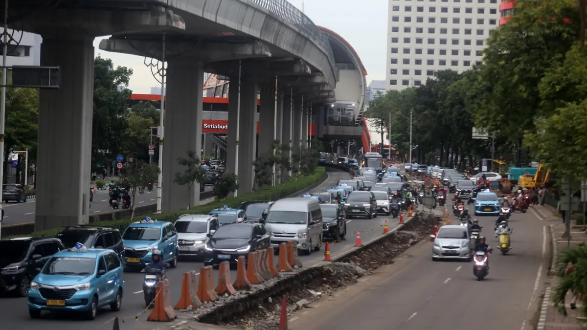 Suasana kendaraan melintas di bekas lokasi pembongkaran tiang monorel mangkrak di Jalan HR Rasuna Said, Kuningan, Jakarta, Kamis (5/3/2026). (Dery Ridwansah/ JawaPos.com)