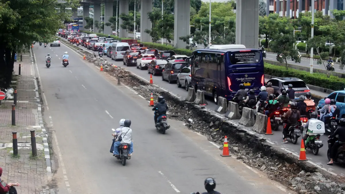 Suasana kendaraan melintas di bekas lokasi pembongkaran tiang monorel mangkrak di Jalan HR Rasuna Said, Kuningan, Jakarta, Kamis (5/3/2026). (Dery Ridwansah/ JawaPos.com)