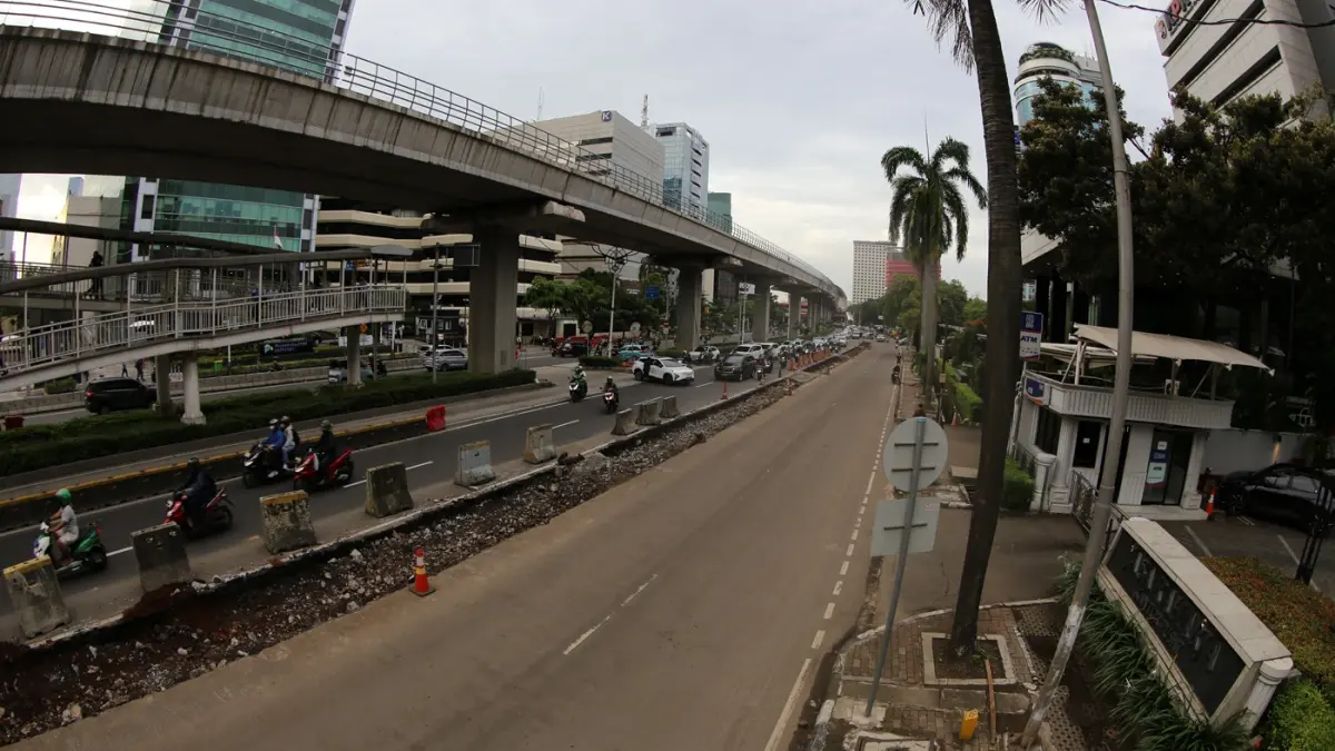 Suasana kendaraan melintas di bekas lokasi pembongkaran tiang monorel mangkrak di Jalan HR Rasuna Said, Kuningan, Jakarta, Kamis (5/3/2026). (Dery Ridwansah/ JawaPos.com)