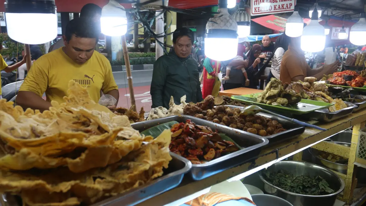 Warga memilih aneka hidangan khas Sumatera Barat di sentra kuliner kawasan Pasar Senen, Jakarta. (Dery Ridwansah/ JawaPos.com)