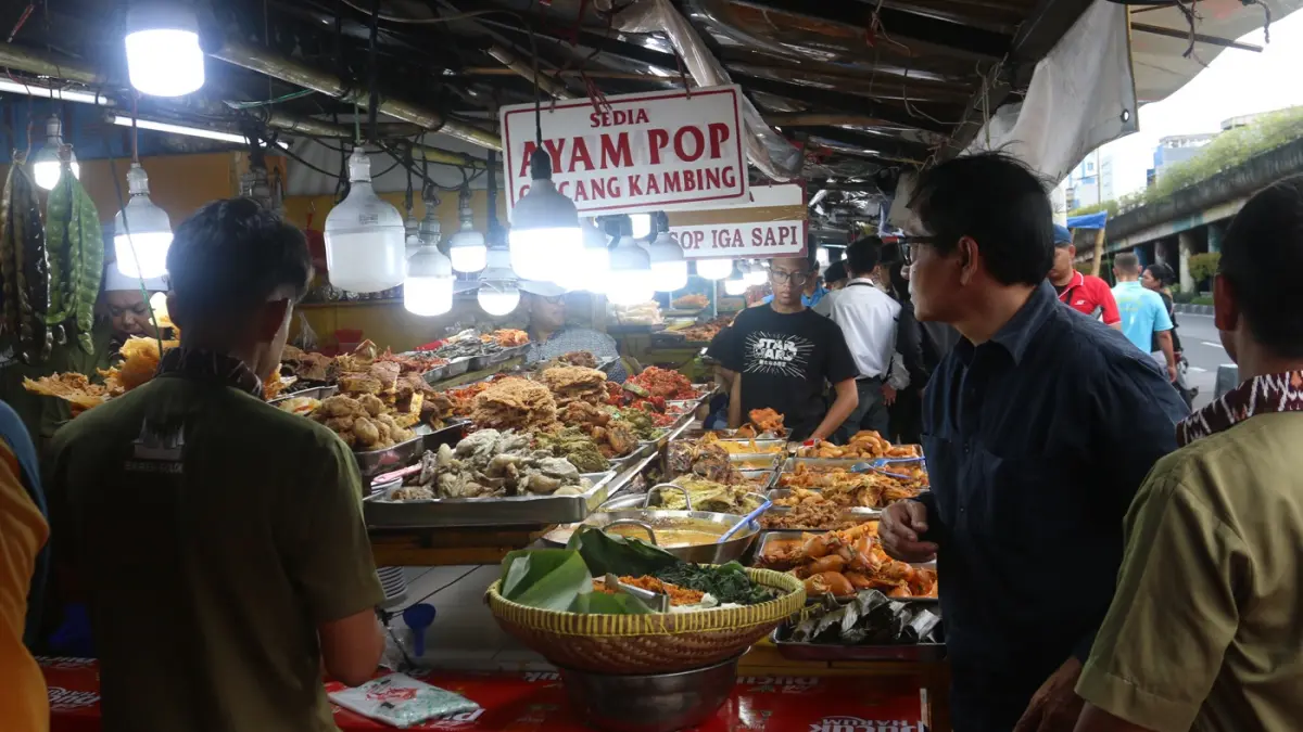 Warga memilih aneka hidangan khas Sumatera Barat di sentra kuliner kawasan Pasar Senen, Jakarta. (Dery Ridwansah/ JawaPos.com)