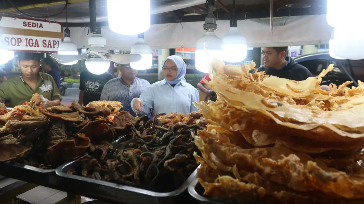 Warga memilih aneka hidangan khas Sumatera Barat di sentra kuliner kawasan Pasar Senen, Jakarta. (Dery Ridwansah/ JawaPos.com)
