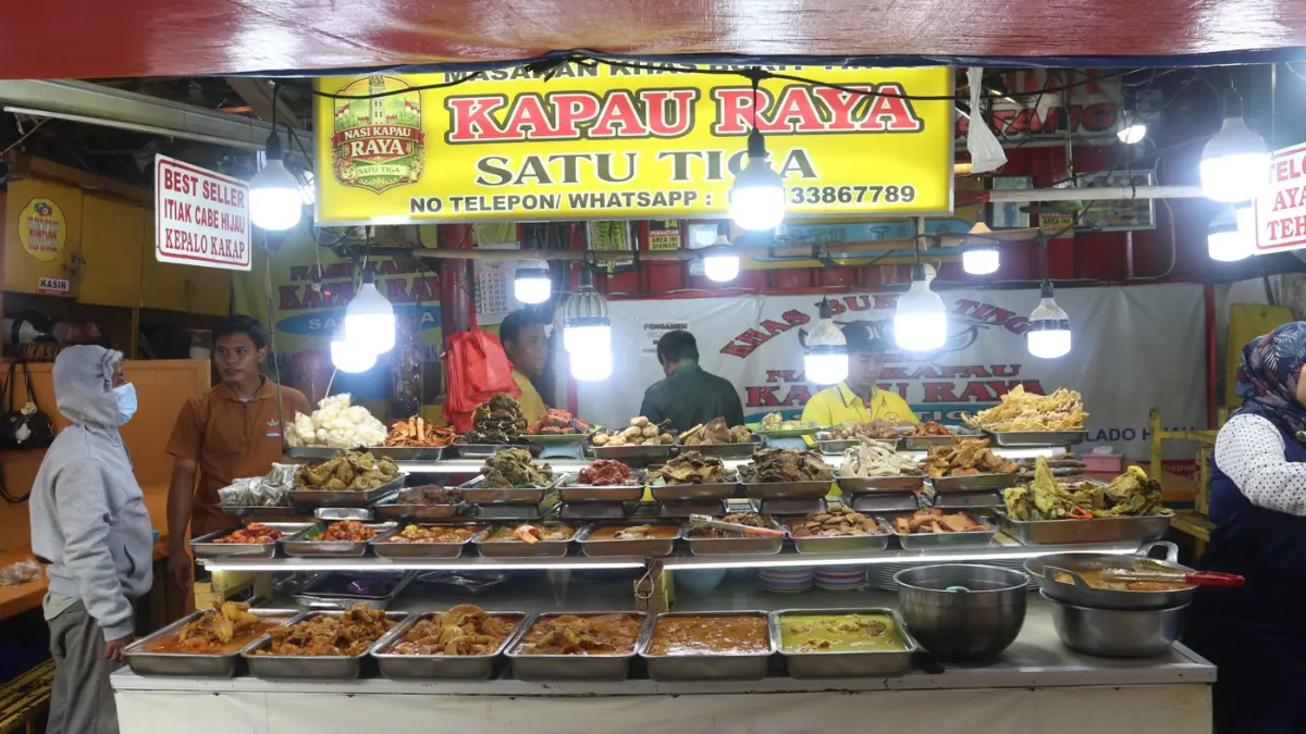 Warga memilih aneka hidangan khas Sumatera Barat di sentra kuliner kawasan Pasar Senen, Jakarta. (Dery Ridwansah/ JawaPos.com)