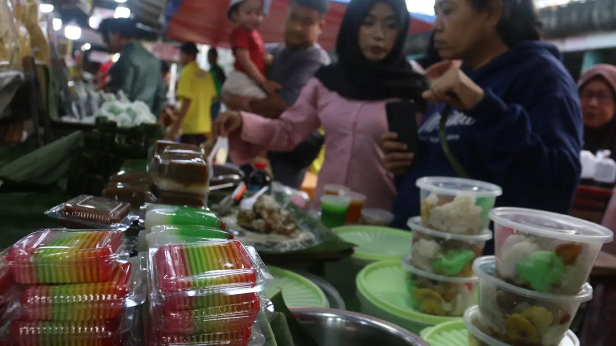 Warga memilih aneka hidangan khas Sumatera Barat di sentra kuliner kawasan Pasar Senen, Jakarta. (Dery Ridwansah/ JawaPos.com)