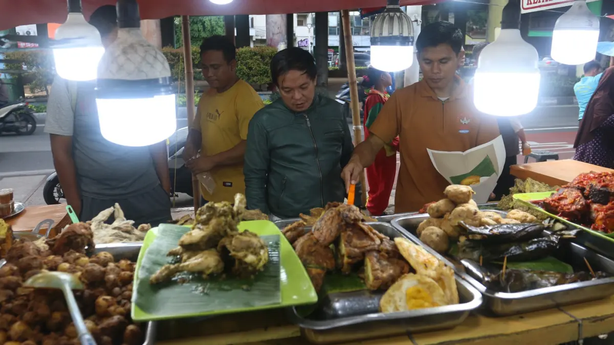 Warga memilih aneka hidangan khas Sumatera Barat di sentra kuliner kawasan Pasar Senen, Jakarta. (Dery Ridwansah/ JawaPos.com)