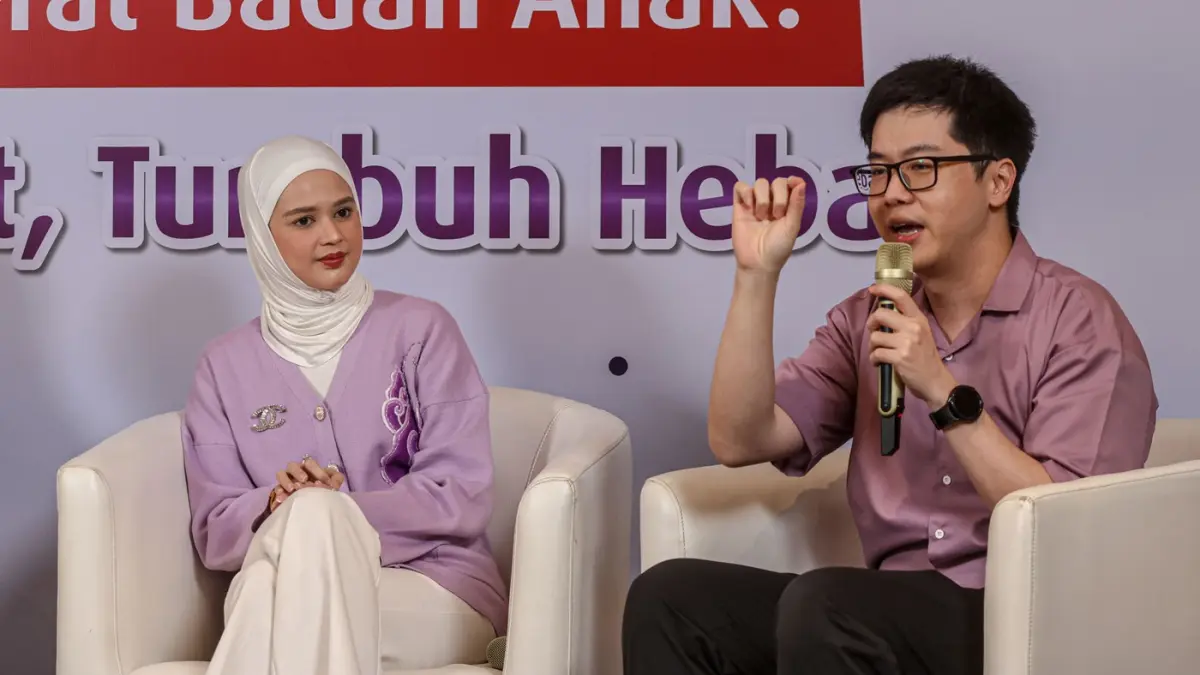 Influencer Cut Meyriska (kiri) dan Dokter Spesialis Anak dr. Ian Surjadi Suteja menjadi pembicara saat acara kampanye “Pejuang Berat Badan Anak”  di Jakarta, Jumat (06/03/2026). (Hanung Hambara/Jawa Pos) 