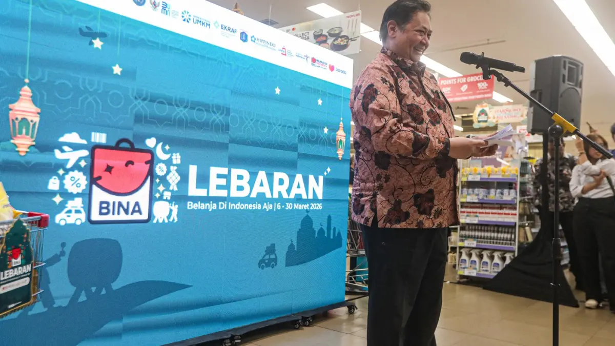 Menteri Koordinator Bidang Perekonomian Airlangga Hartarto memberikan paparan pada peluncuran program Belanja di Indonesia Aja (BINA) Lebaran 2026 di Senayan City Mall, Jakarta, Jumat (6/3/2026). (Salman Toyibi/Jawa Pos)
