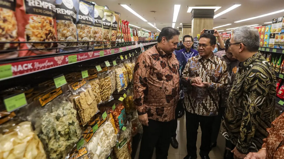 Menteri Koordinator Bidang Perekonomian Airlangga Hartarto, Menteri Perdagangan Budi Santoso dab Ketua Umum Himpunan Peritel & Penyewa Pusat Perbelanjaan Indonesia Budihardjo Iduansjah meninjau produk supermarket, Jumat (6/3/2026). (Salman Toyibi/Jawa Pos