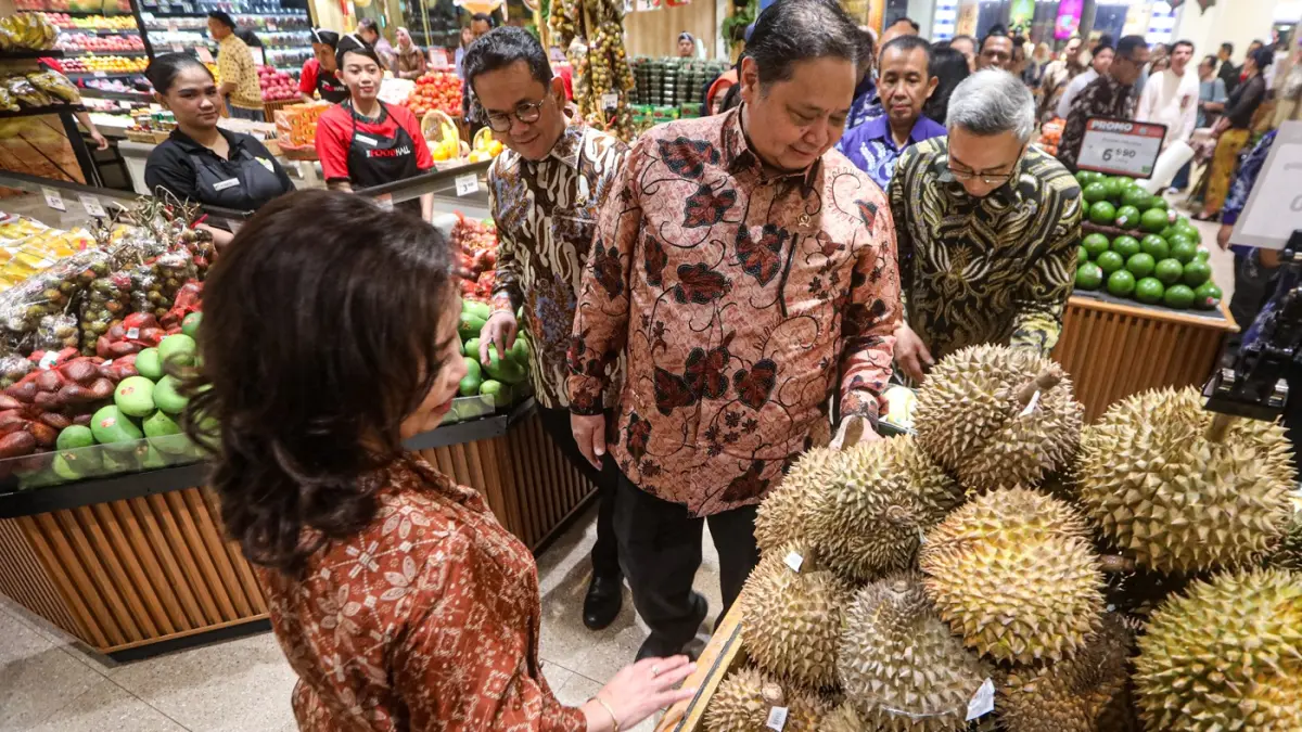 Menteri Koordinator Bidang Perekonomian Airlangga Hartarto, Menteri Perdagangan Budi Santoso dab Ketua Umum Himpunan Peritel & Penyewa Pusat Perbelanjaan Indonesia Budihardjo Iduansjah meninjau produk supermarket, Jumat (6/3/2026). (Salman Toyibi/Jawa Pos
