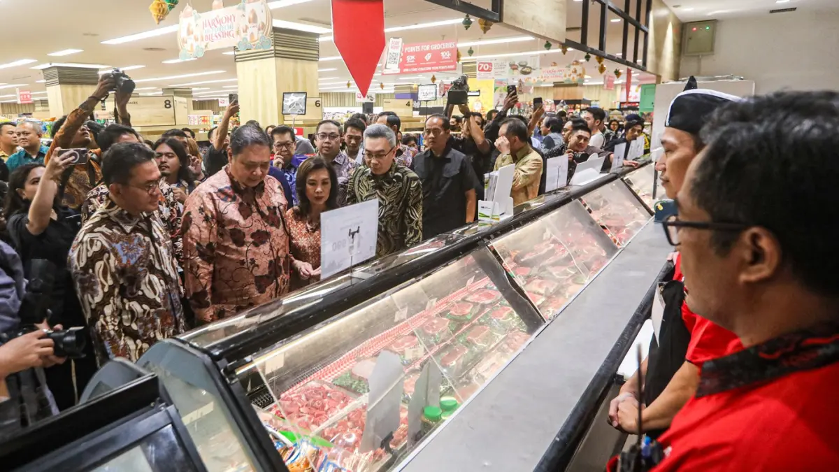 Menteri Koordinator Bidang Perekonomian Airlangga Hartarto, Menteri Perdagangan Budi Santoso dab Ketua Umum Himpunan Peritel & Penyewa Pusat Perbelanjaan Indonesia Budihardjo Iduansjah meninjau produk supermarket, Jumat (6/3/2026). (Salman Toyibi/Jawa Pos