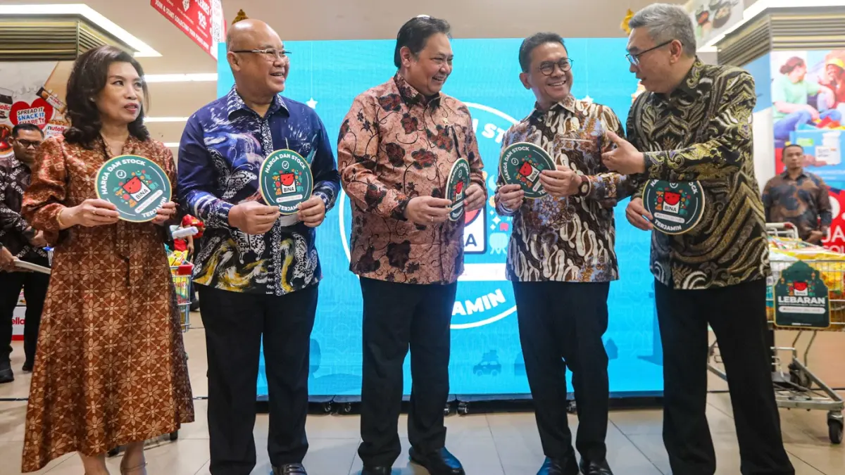 Menteri Koordinator Bidang Perekonomian Airlangga Hartarto, Menteri Perdagangan Budi Santoso dab Ketua Umum Himpunan Peritel & Penyewa Pusat Perbelanjaan Indonesia Budihardjo Iduansjah meninjau produk supermarket, Jumat (6/3/2026). (Salman Toyibi/Jawa Pos