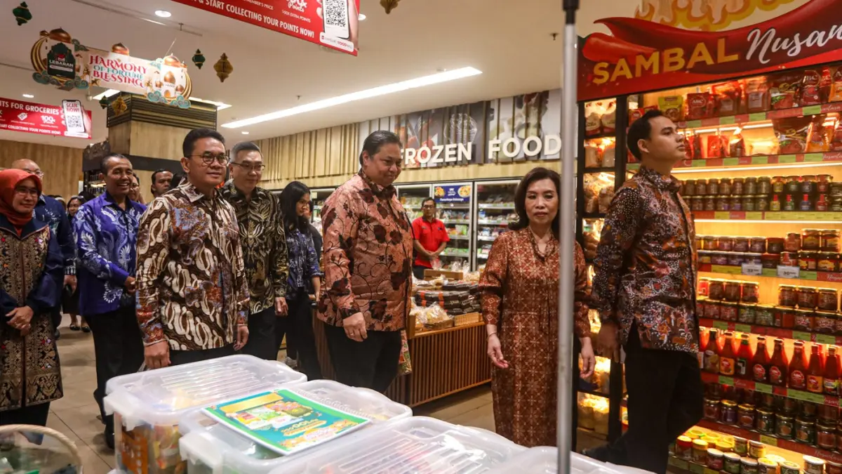 Menteri Koordinator Bidang Perekonomian Airlangga Hartarto, Menteri Perdagangan Budi Santoso dab Ketua Umum Himpunan Peritel & Penyewa Pusat Perbelanjaan Indonesia Budihardjo Iduansjah meninjau produk supermarket, Jumat (6/3/2026). (Salman Toyibi/Jawa Pos