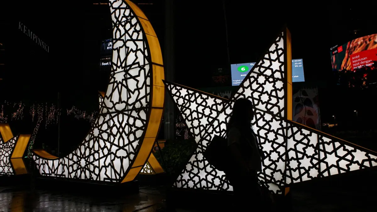 Pengunjung melihat beragam seni instalasi cahaya di Jakarta Light Festival Ramadan Festival di Bundaran HI, Jakarta, Jumat (6/3/2026). (Hanung Hambara/Jawa Pos)