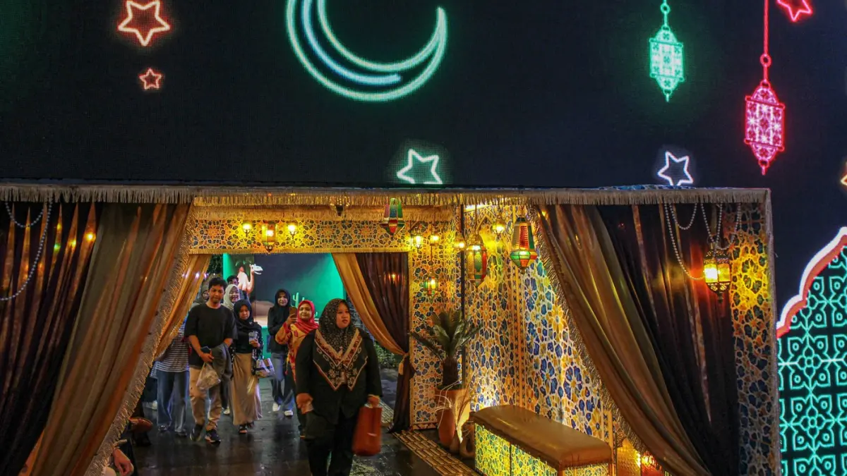 Pengunjung melihat beragam seni instalasi cahaya di Jakarta Light Festival Ramadan Festival di Bundaran HI, Jakarta, Jumat (6/3/2026). (Hanung Hambara/Jawa Pos)
