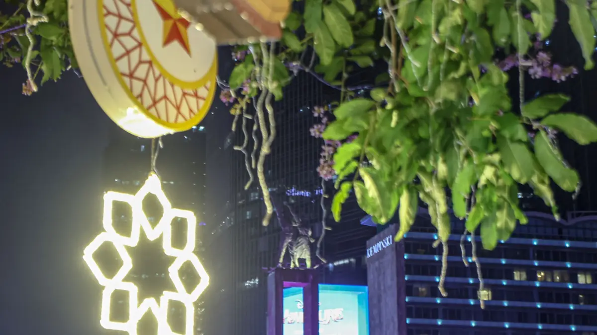 Pengunjung melihat beragam seni instalasi cahaya di Jakarta Light Festival Ramadan Festival di Bundaran HI, Jakarta, Jumat (6/3/2026). (Hanung Hambara/Jawa Pos)