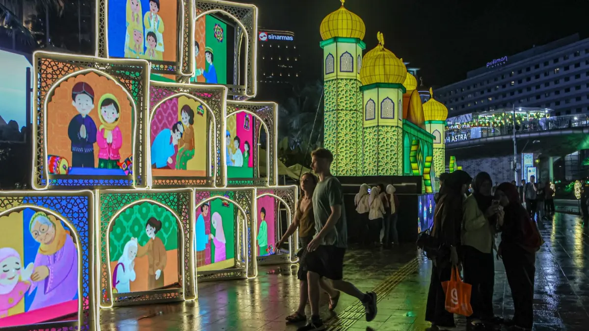 Pengunjung melihat beragam seni instalasi cahaya di Jakarta Light Festival Ramadan Festival di Bundaran HI, Jakarta, Jumat (6/3/2026). (Hanung Hambara/Jawa Pos)