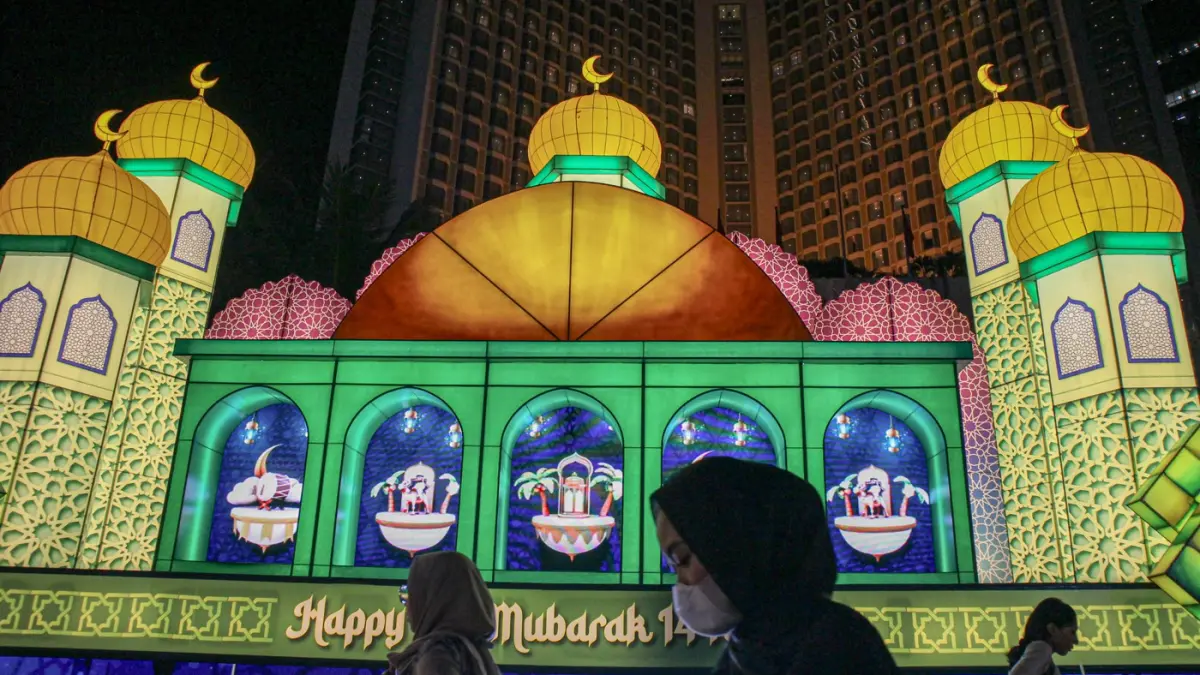 Pengunjung melihat beragam seni instalasi cahaya di Jakarta Light Festival Ramadan Festival di Bundaran HI, Jakarta, Jumat (6/3/2026). (Hanung Hambara/Jawa Pos)