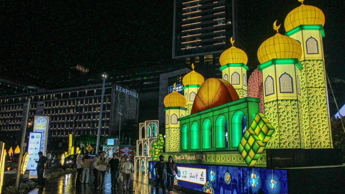 Pengunjung melihat beragam seni instalasi cahaya di Jakarta Light Festival Ramadan Festival di Bundaran HI, Jakarta, Jumat (6/3/2026). (Hanung Hambara/Jawa Pos)