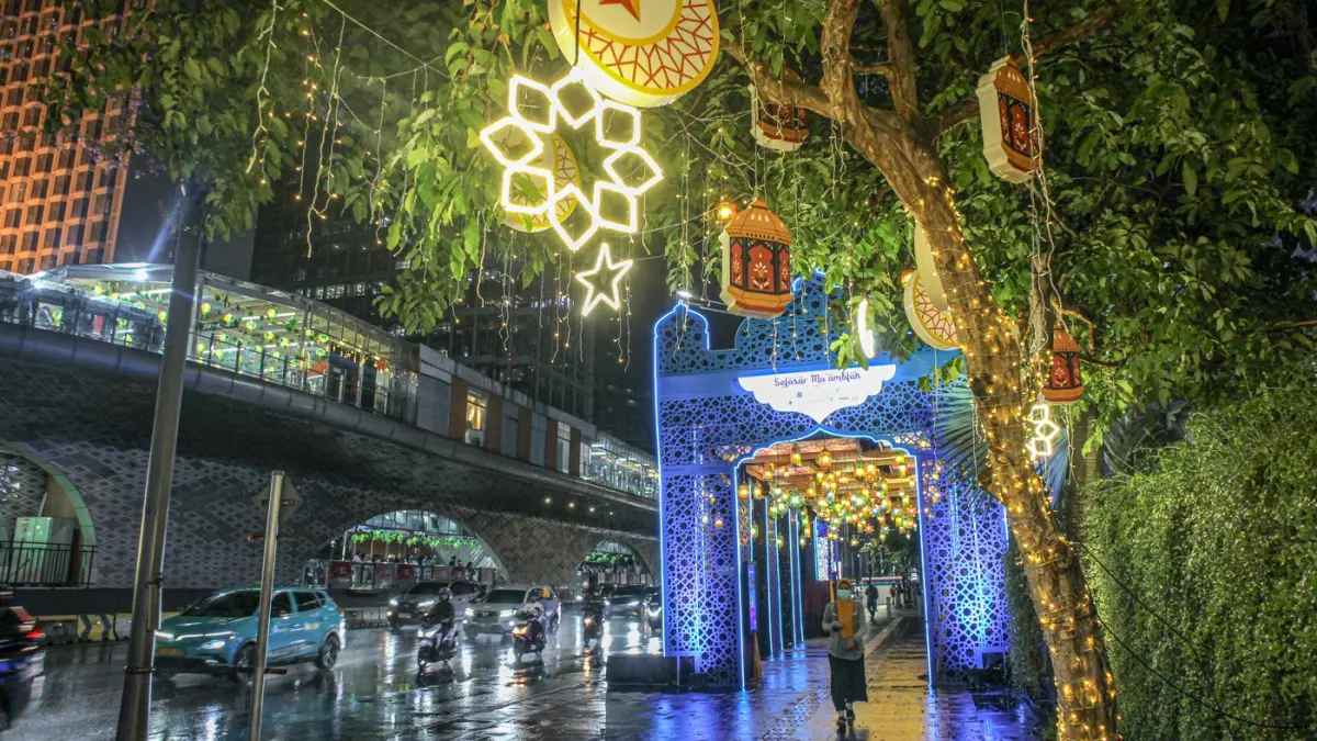 Pengunjung melihat beragam seni instalasi cahaya di Jakarta Light Festival Ramadan Festival di Bundaran HI, Jakarta, Jumat (6/3/2026). (Hanung Hambara/Jawa Pos)