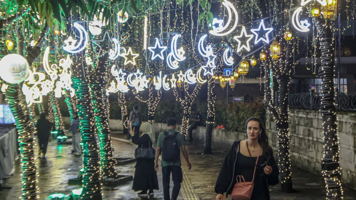 Pengunjung melihat beragam seni instalasi cahaya di Jakarta Light Festival Ramadan Festival di Bundaran HI, Jakarta, Jumat (6/3/2026). (Hanung Hambara/Jawa Pos)