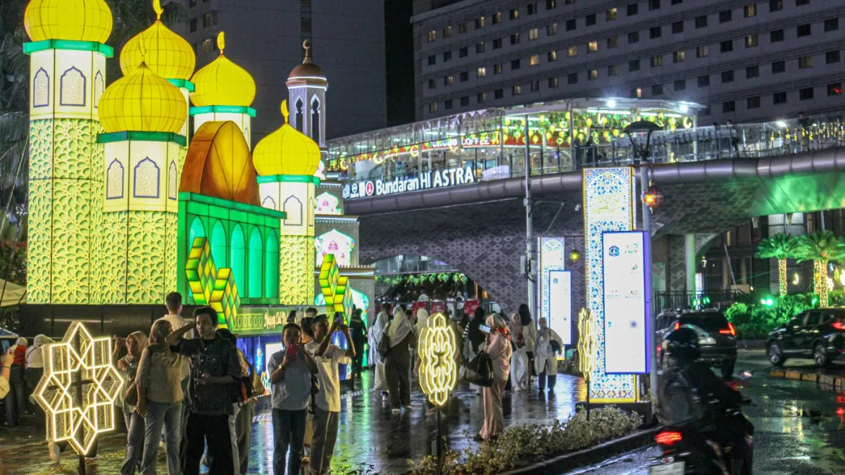 Pengunjung melihat beragam seni instalasi cahaya di Jakarta Light Festival Ramadan Festival di Bundaran HI, Jakarta, Jumat (6/3/2026). (Hanung Hambara/Jawa Pos)