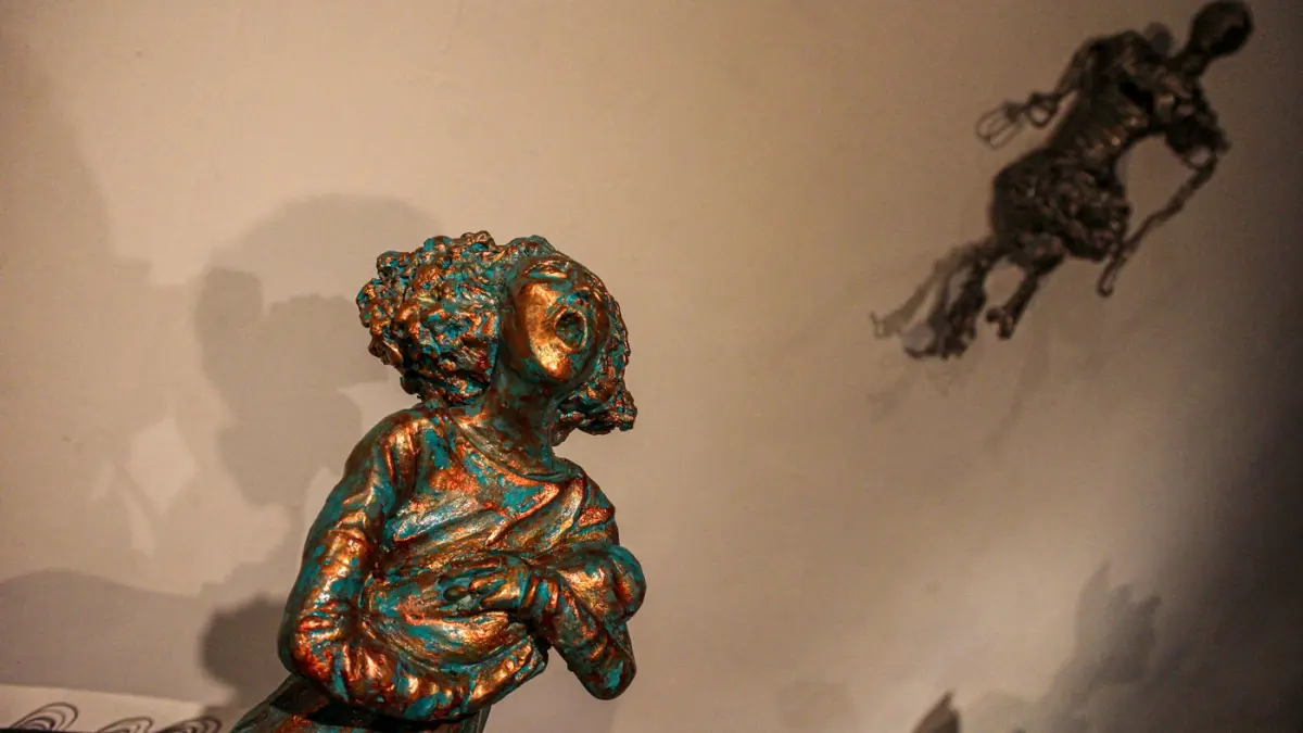 Pengunjung melihat karya Renjani Damais dalam pameran bertajuk "WANI" Women Against di pameran WANI di Gedung Trisno Sumardjo, Taman Ismail Marzuki, Jakarta, Rabu (04/03/2026). (Hanung Hambara/Jawa Pos)