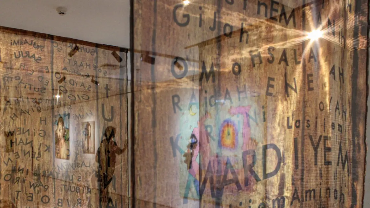 Pengunjung melihat karya Renjani Damais dalam pameran bertajuk "WANI" Women Against di pameran WANI di Gedung Trisno Sumardjo, Taman Ismail Marzuki, Jakarta, Rabu (04/03/2026). (Hanung Hambara/Jawa Pos)