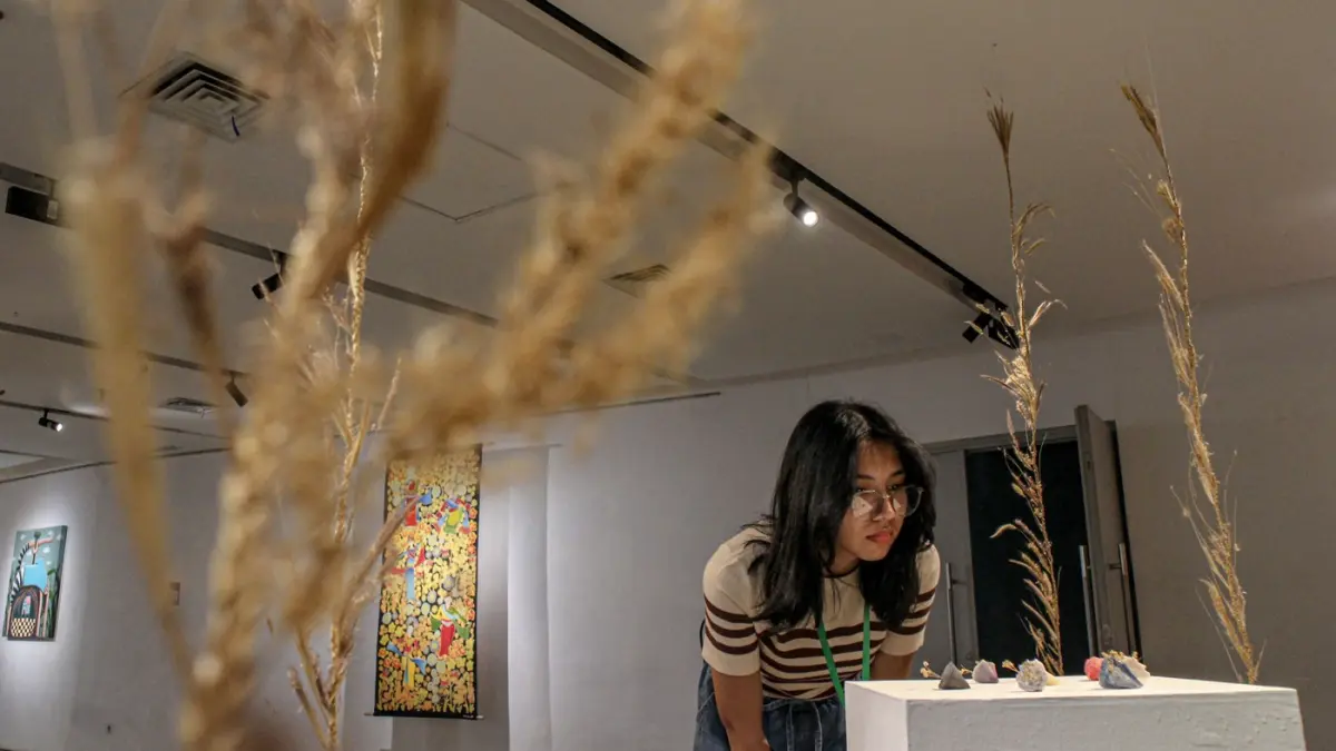 Pengunjung melihat karya Renjani Damais dalam pameran bertajuk "WANI" Women Against di pameran WANI di Gedung Trisno Sumardjo, Taman Ismail Marzuki, Jakarta, Rabu (04/03/2026). (Hanung Hambara/Jawa Pos)
