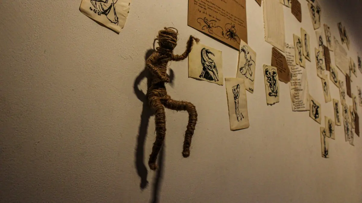 Pengunjung melihat karya Renjani Damais dalam pameran bertajuk "WANI" Women Against di pameran WANI di Gedung Trisno Sumardjo, Taman Ismail Marzuki, Jakarta, Rabu (04/03/2026). (Hanung Hambara/Jawa Pos)