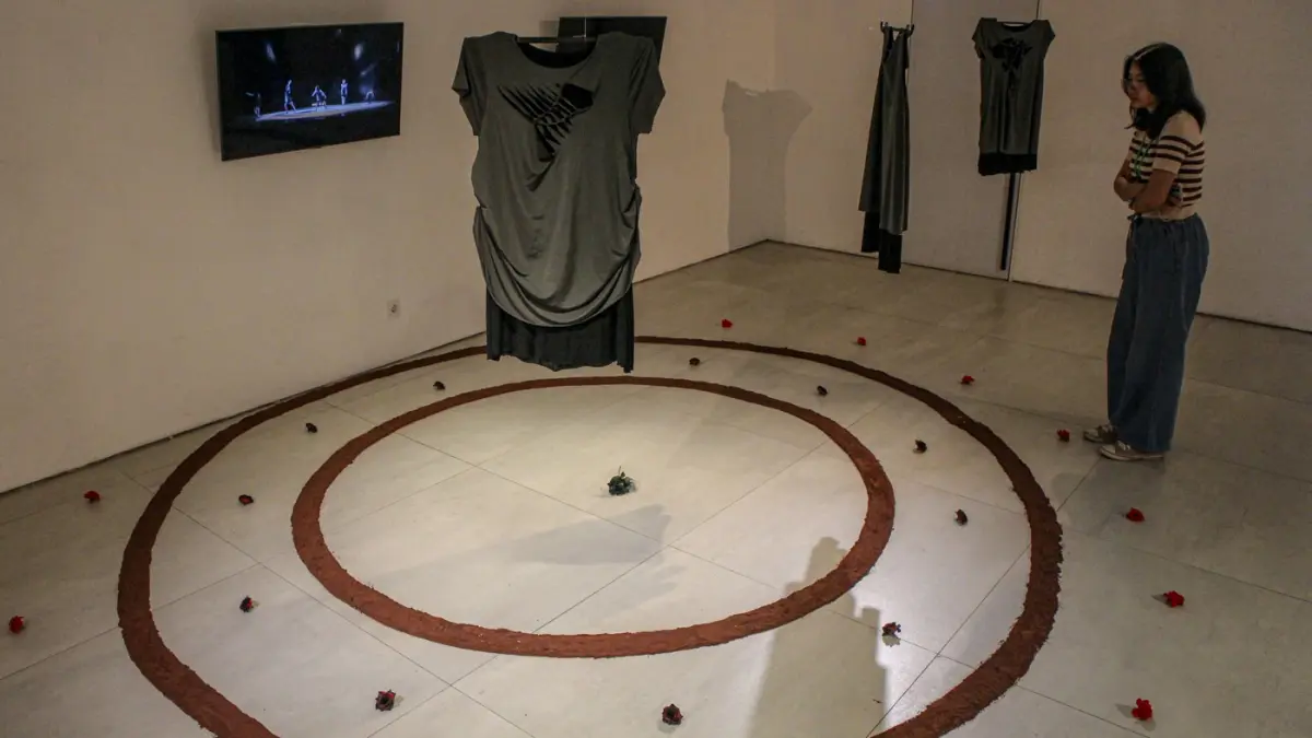 Pengunjung melihat karya Renjani Damais dalam pameran bertajuk "WANI" Women Against di pameran WANI di Gedung Trisno Sumardjo, Taman Ismail Marzuki, Jakarta, Rabu (04/03/2026). (Hanung Hambara/Jawa Pos)