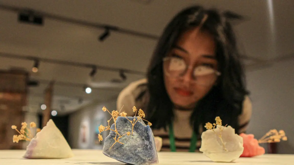 Pengunjung melihat karya Renjani Damais dalam pameran bertajuk "WANI" Women Against di pameran WANI di Gedung Trisno Sumardjo, Taman Ismail Marzuki, Jakarta, Rabu (04/03/2026). (Hanung Hambara/Jawa Pos)