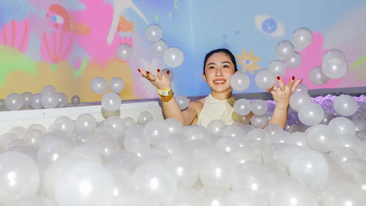 Pengunjung menikmati pop-up exhibition concept  berupa ruang multi sensori yang menghadirkan seni instalasi di B Play - the joy factory Ciputra World Surabaya. (Riana Setiawan/ Jawa Pos)
