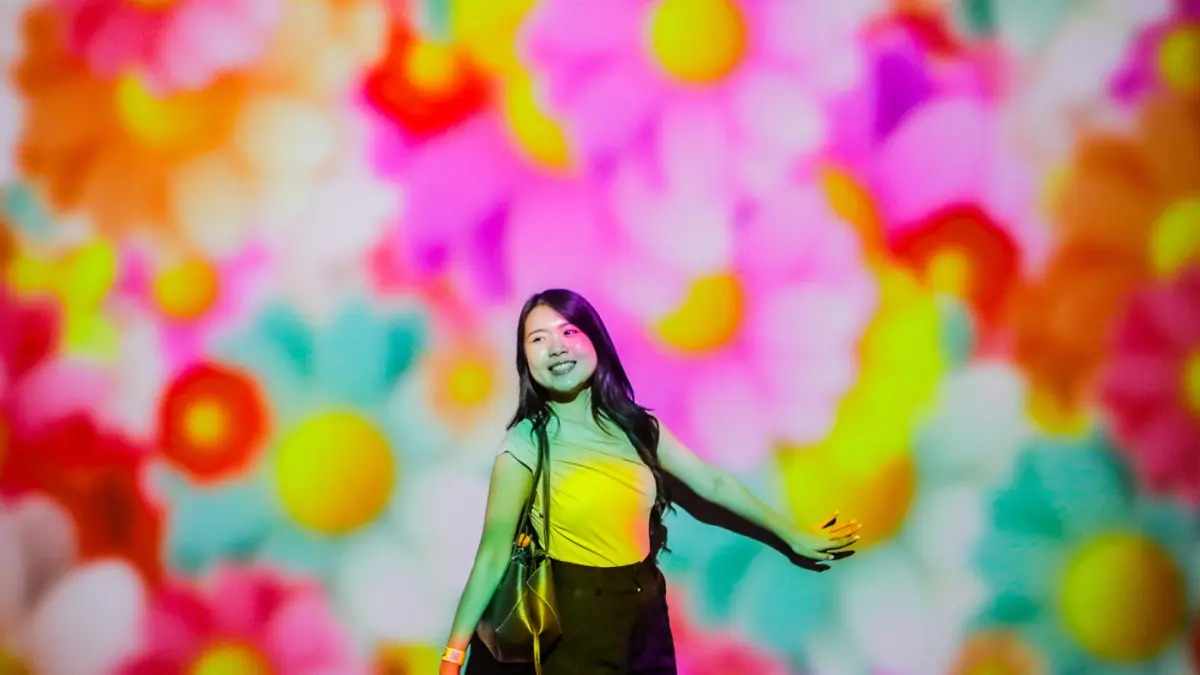 Pengunjung menikmati pop-up exhibition concept  berupa ruang multi sensori yang menghadirkan seni instalasi di B Play - the joy factory Ciputra World Surabaya. (Riana Setiawan/ Jawa Pos)