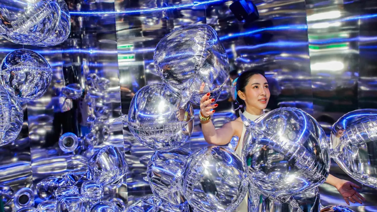 Pengunjung menikmati pop-up exhibition concept  berupa ruang multi sensori yang menghadirkan seni instalasi di B Play - the joy factory Ciputra World Surabaya. (Riana Setiawan/ Jawa Pos)