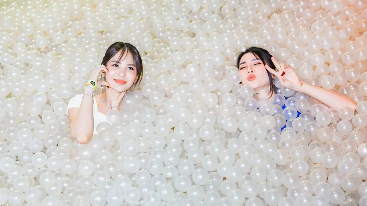 Pengunjung menikmati pop-up exhibition concept  berupa ruang multi sensori yang menghadirkan seni instalasi di B Play - the joy factory Ciputra World Surabaya. (Riana Setiawan/ Jawa Pos)