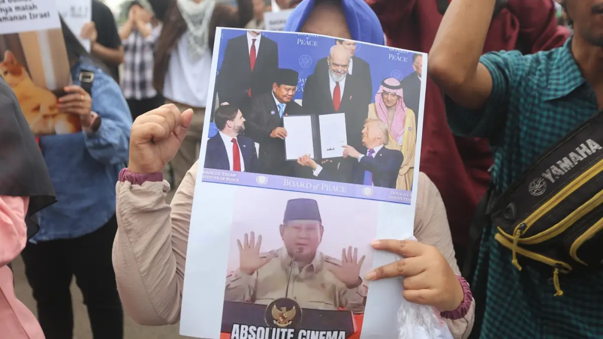 Peserta aksi dari Aliansi Mahasiswa dan Masyarakat Sipil mengikuti aksi di depan Gedung DPR RI, Jakarta, Jumat (6/3/2026). (Dery Ridwansah/ JawaPos.com)