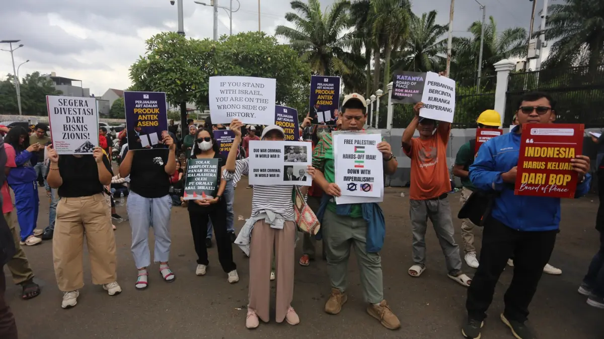Peserta aksi dari Aliansi Mahasiswa dan Masyarakat Sipil mengikuti aksi di depan Gedung DPR RI, Jakarta, Jumat (6/3/2026). (Dery Ridwansah/ JawaPos.com)