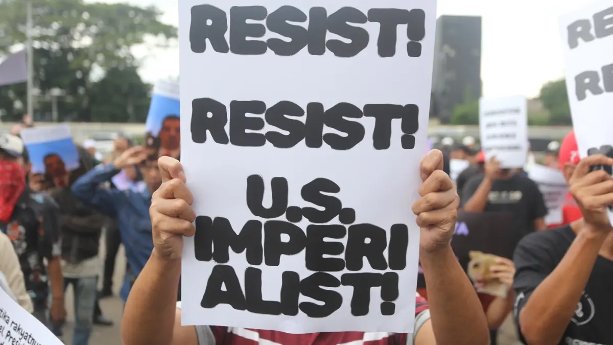 Peserta aksi dari Aliansi Mahasiswa dan Masyarakat Sipil mengikuti aksi di depan Gedung DPR RI, Jakarta, Jumat (6/3/2026). (Dery Ridwansah/ JawaPos.com)