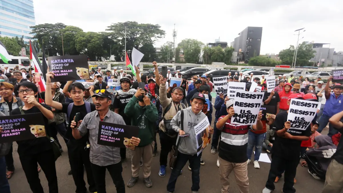 Peserta aksi dari Aliansi Mahasiswa dan Masyarakat Sipil mengikuti aksi di depan Gedung DPR RI, Jakarta, Jumat (6/3/2026). (Dery Ridwansah/ JawaPos.com)