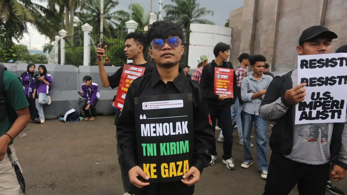 Peserta aksi dari Aliansi Mahasiswa dan Masyarakat Sipil mengikuti aksi di depan Gedung DPR RI, Jakarta, Jumat (6/3/2026). (Dery Ridwansah/ JawaPos.com)