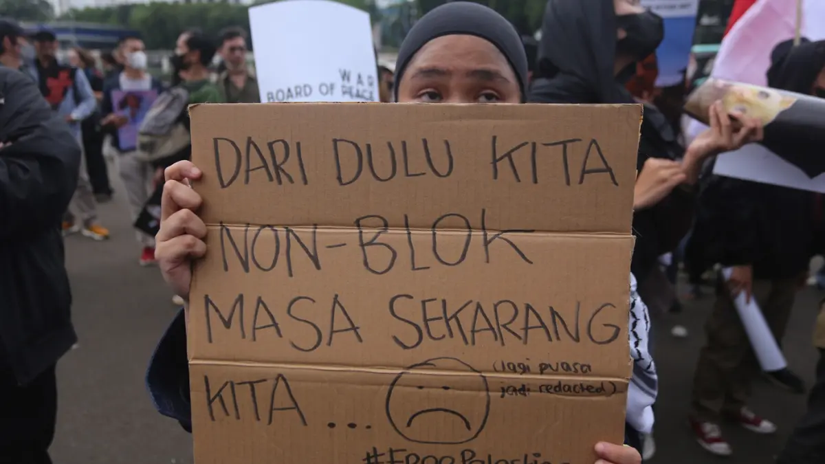 Peserta aksi dari Aliansi Mahasiswa dan Masyarakat Sipil mengikuti aksi di depan Gedung DPR RI, Jakarta, Jumat (6/3/2026). (Dery Ridwansah/ JawaPos.com)