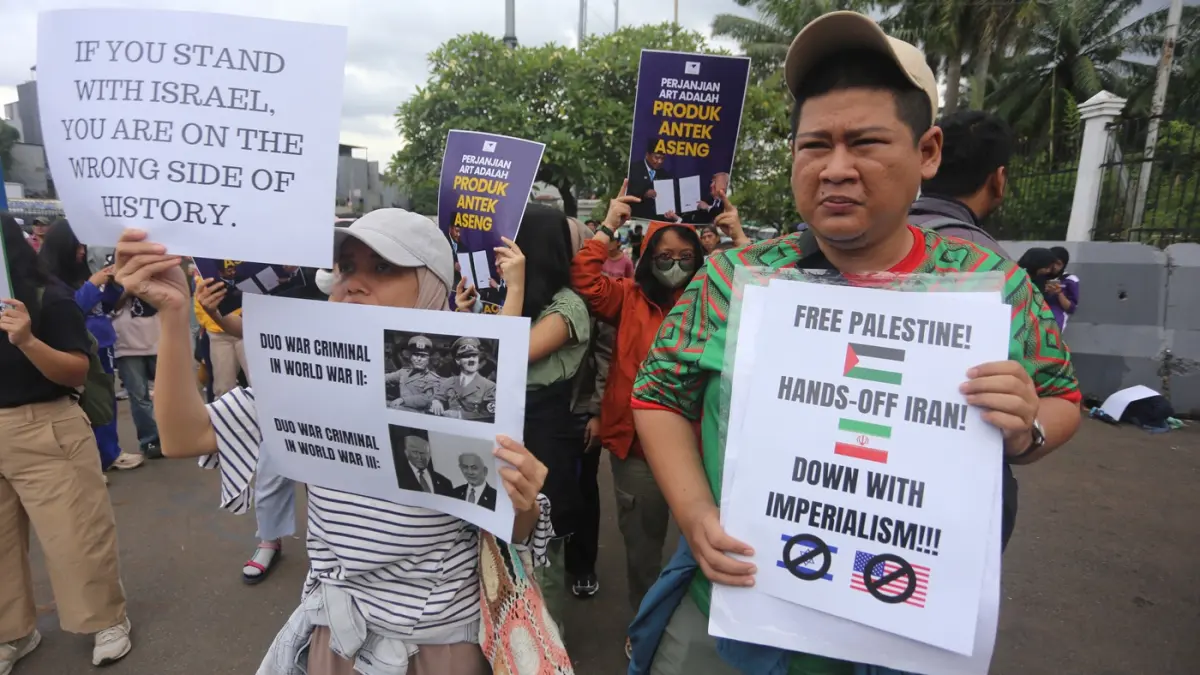 Peserta aksi dari Aliansi Mahasiswa dan Masyarakat Sipil mengikuti aksi di depan Gedung DPR RI, Jakarta, Jumat (6/3/2026). (Dery Ridwansah/ JawaPos.com)