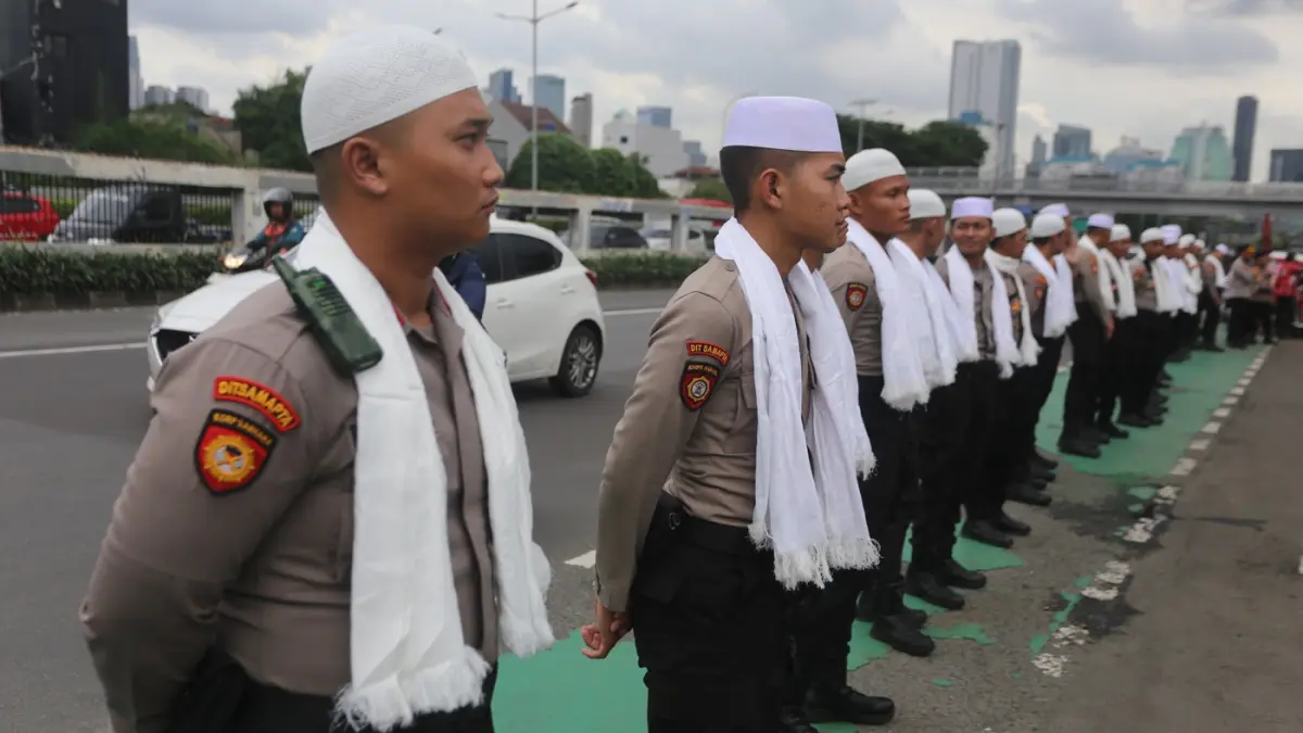 Peserta aksi dari Aliansi Mahasiswa dan Masyarakat Sipil mengikuti aksi di depan Gedung DPR RI, Jakarta, Jumat (6/3/2026). (Dery Ridwansah/ JawaPos.com)