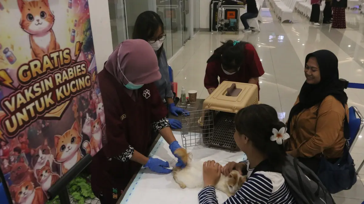 Petugas memeriksa kondisi kesehatan hewan peliharaan milik warga saat layanan sistem jemput bola vaksin rabies dalam acara Hobbies Fest Ramadhan di Universitas Diponegoro, Semarang, Jawa Tengah,Kamis (5/3/2026). (Nur Chamim/Jawa Pos Radar Semarang)