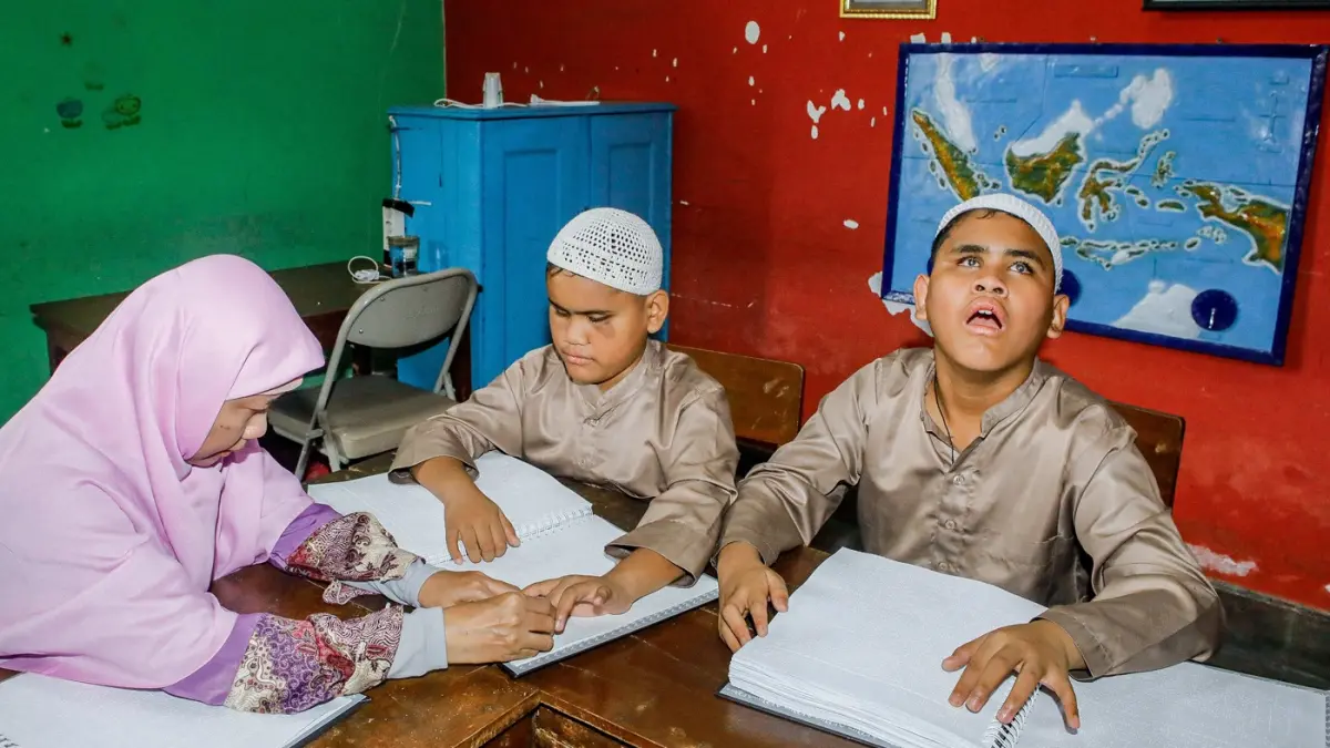 Siswa SLB YPAB Tegalsari mengaji braille dalam rangka mengisi momen Ramadan di Kawasan Tegalsari. (Riana Setiawan/Jawa Pos)