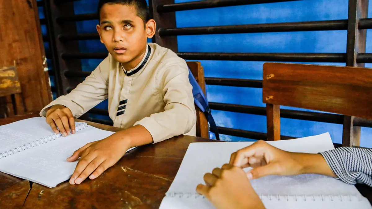 Siswa SLB YPAB Tegalsari mengaji braille dalam rangka mengisi momen Ramadan di Kawasan Tegalsari. (Riana Setiawan/Jawa Pos)