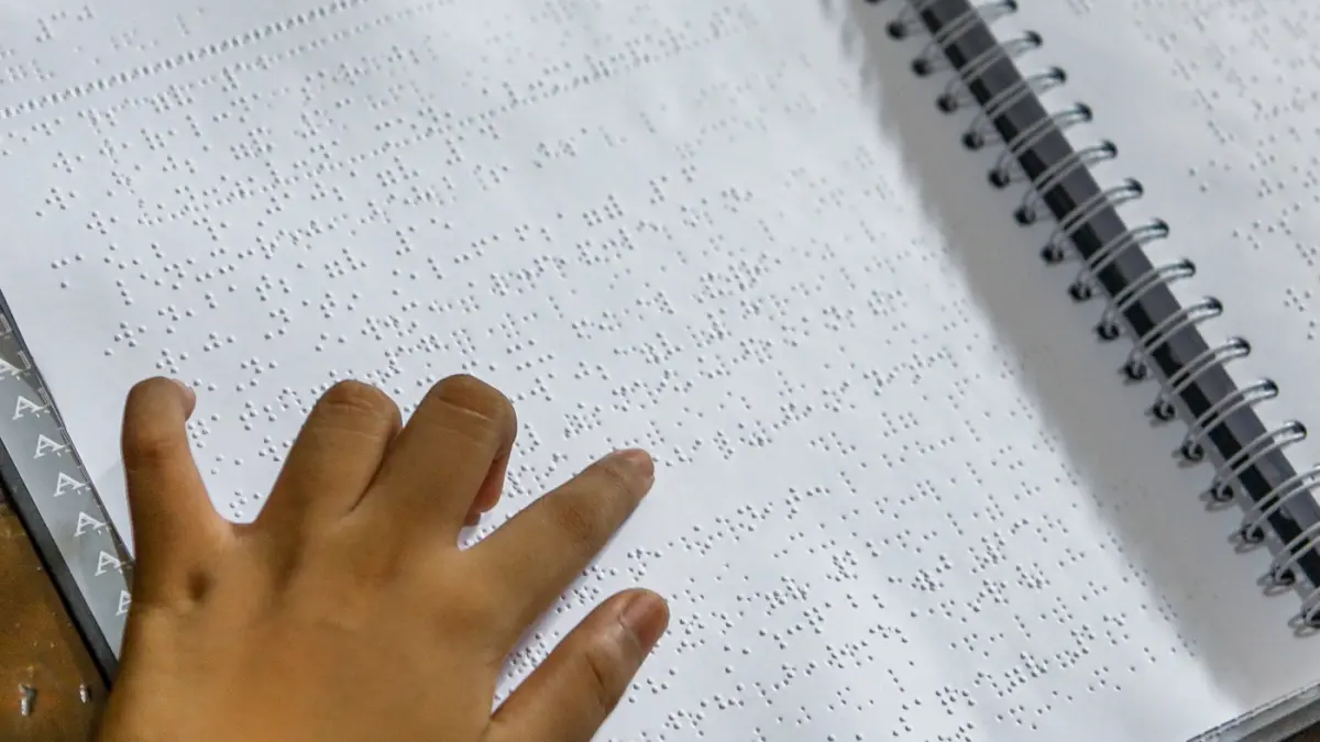 Siswa SLB YPAB Tegalsari mengaji braille dalam rangka mengisi momen Ramadan di Kawasan Tegalsari. (Riana Setiawan/Jawa Pos)