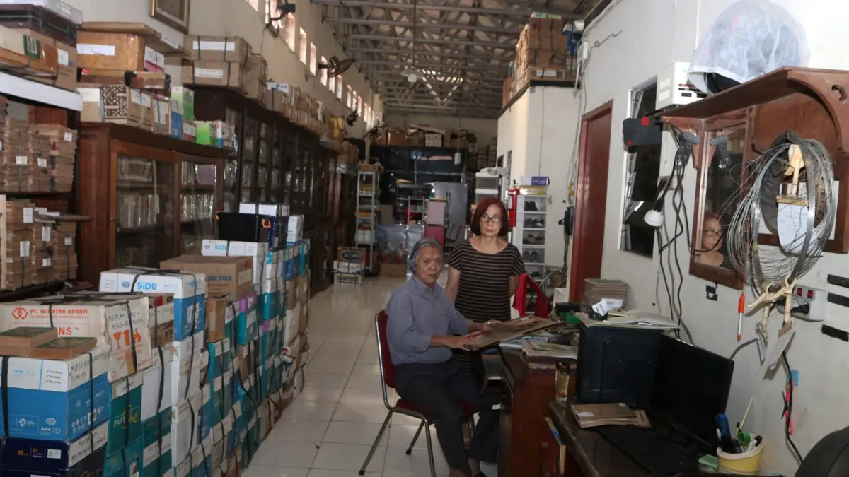 Di rumah di kawasan Sidorejo, Semarang Timur, waktu seperti berjalan lebih pelan. Di balik lemari-lemari kaca dan kardus besi yang tersusun rapat, ribuan lembar kertas menguning 